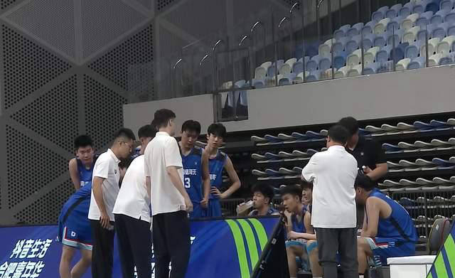 山东男篮训练开放日，清晨遗憾出局引欢呼，中超在即，身体对抗强度拉满的简单介绍-爱游戏